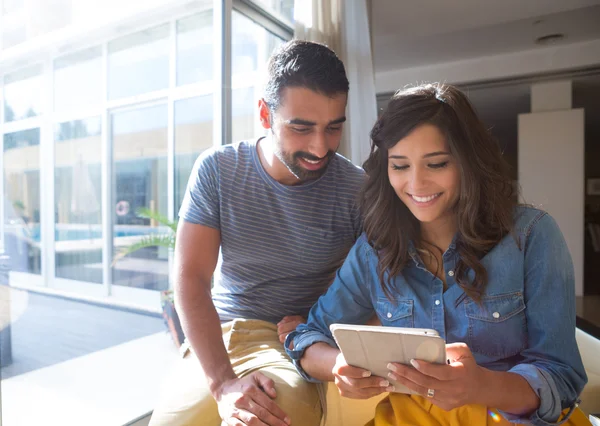 Couple utilisant la tablette — Photo