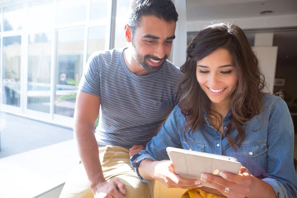 Paar met tablet — Stockfoto