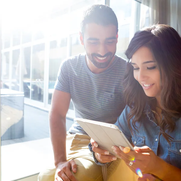 Couple using tablet — Stock Photo, Image