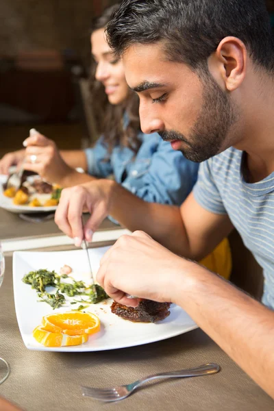 Par som äter lunch — Stockfoto