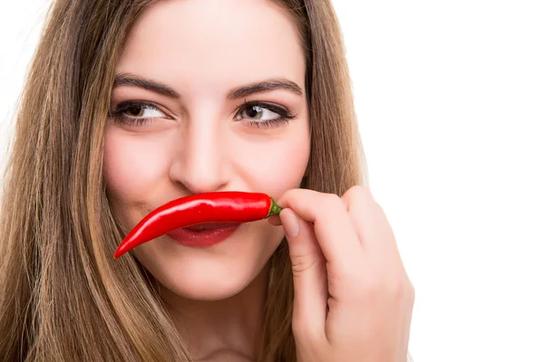 Kvinna äta peppar — Stockfoto