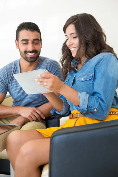 Couple using tablet — Stock Photo, Image