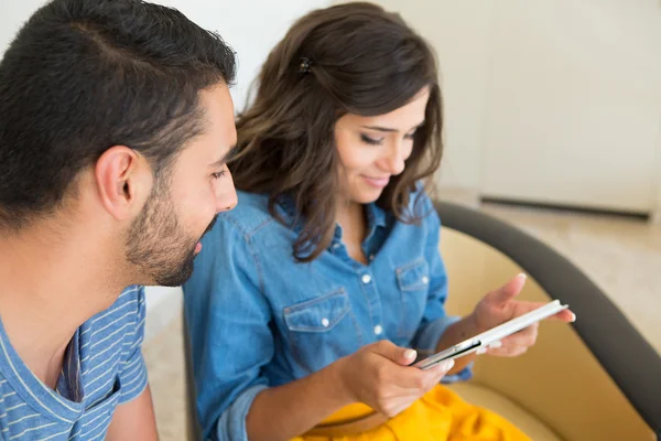 Couple utilisant la tablette — Photo