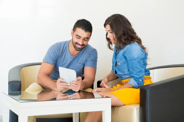 Couple utilisant la tablette — Photo