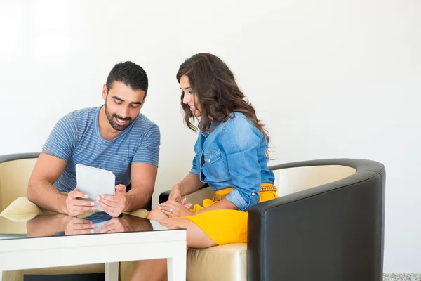 Casal usando comprimido — Fotografia de Stock