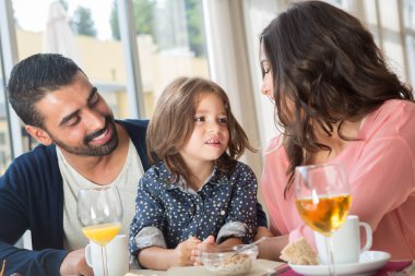 Aile kahvaltı yapıyor.