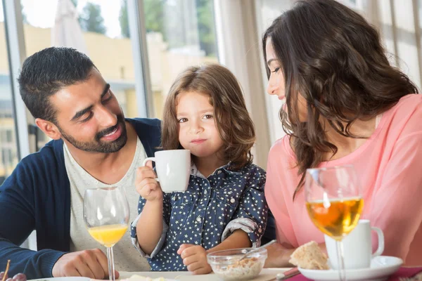 Familia desayunando — Foto de Stock