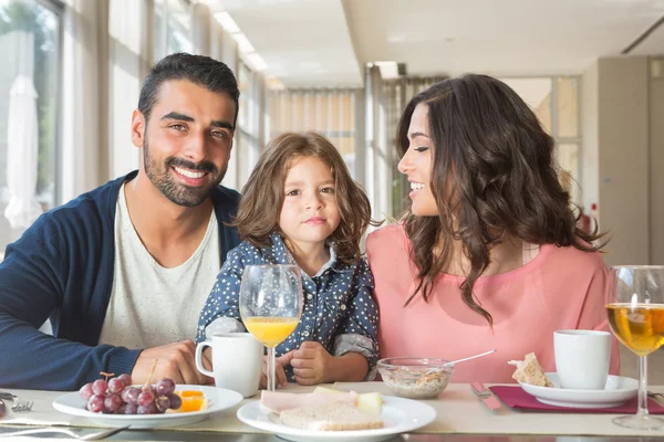 Aile kahvaltı yapıyor. — Stok fotoğraf