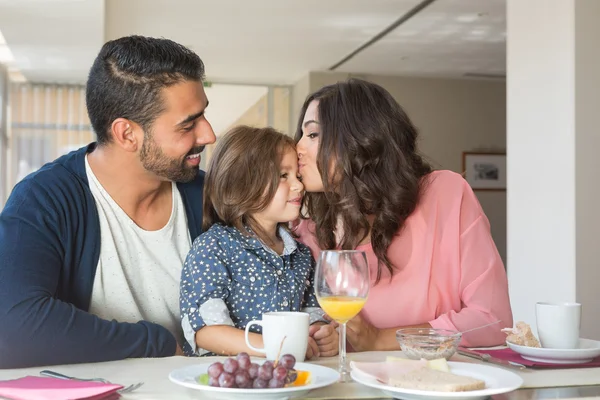 Familie frühstückt — Stockfoto