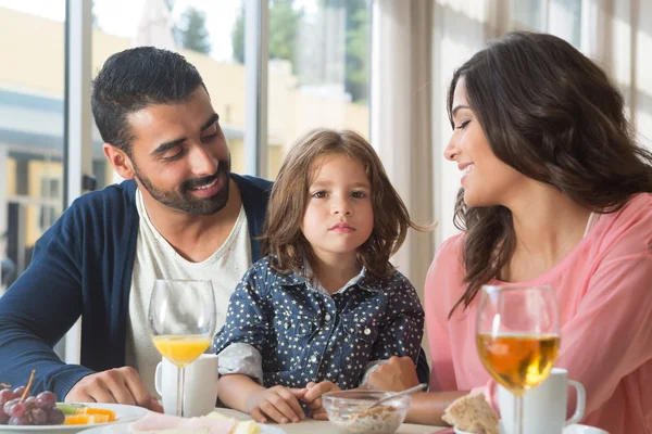 Família tomando café da manhã — Fotografia de Stock