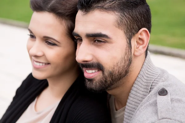 Casal abraçando uns aos outros — Fotografia de Stock