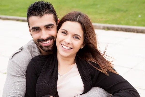 Casal abraçando uns aos outros — Fotografia de Stock