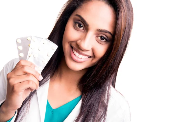 Médico mostrando pílulas — Fotografia de Stock