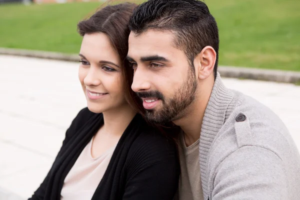 Casal abraçando uns aos outros — Fotografia de Stock