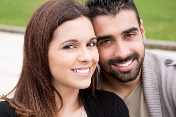 Pareja abrazándose unos a otros —  Fotos de Stock