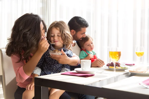 아침 식사하는 가족 — 스톡 사진