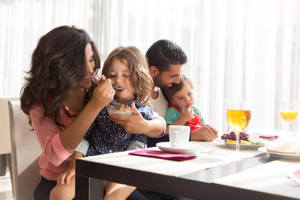 Familie ontbijten — Stockfoto