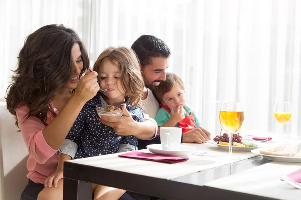 Famille petit déjeuner — Photo