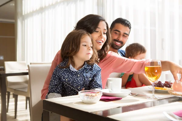 Familjen äter frukost — Stockfoto