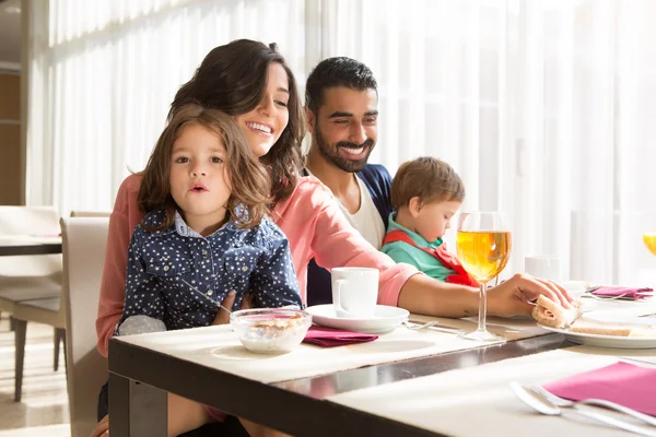 Familjen äter frukost — Stockfoto