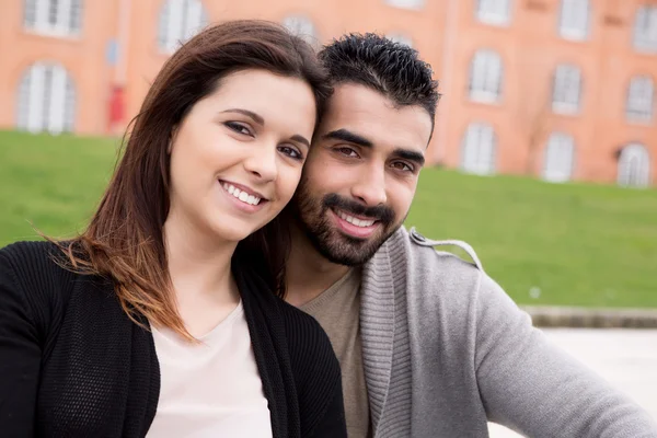 Casal abraçando uns aos outros — Fotografia de Stock