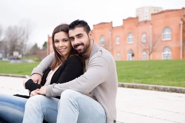 Pareja abrazándose unos a otros — Foto de Stock