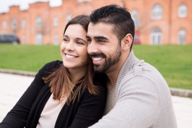 Birbirlerine sarılıyorlar.