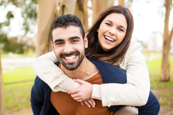 Pareja abrazándose unos a otros — Foto de Stock