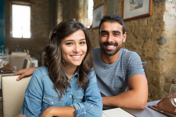 Pareja almorzando — Foto de Stock