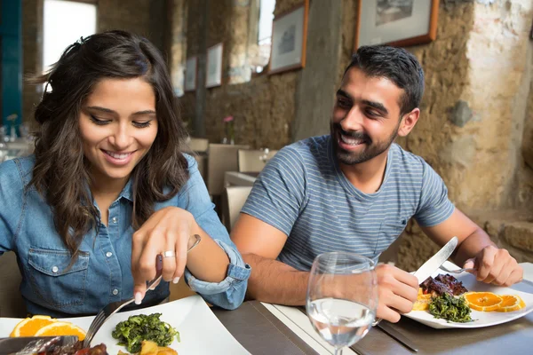 Couple having lunch — Stock Photo, Image