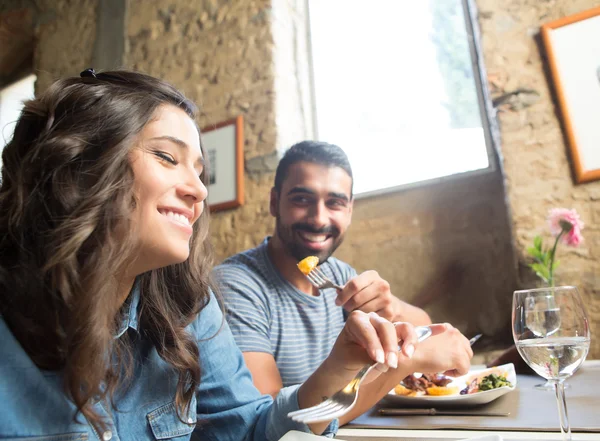 Couple having lunch — Stock Photo, Image