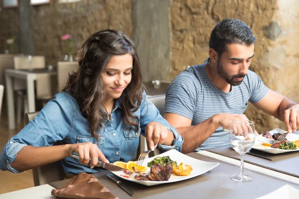 Casal almoçando — Fotografia de Stock