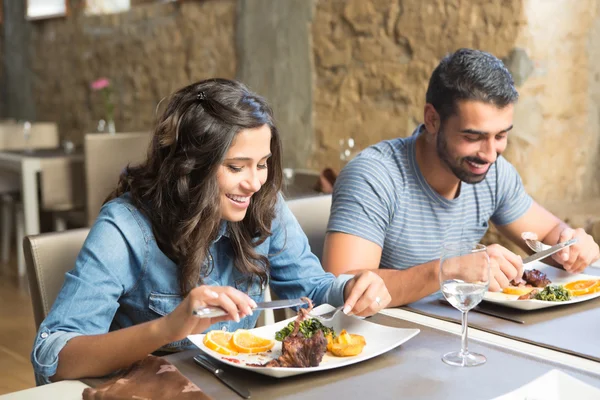 Couple having lunch — Stock Photo, Image