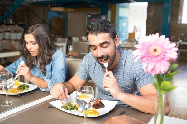 Couple having lunch — Stock Photo, Image