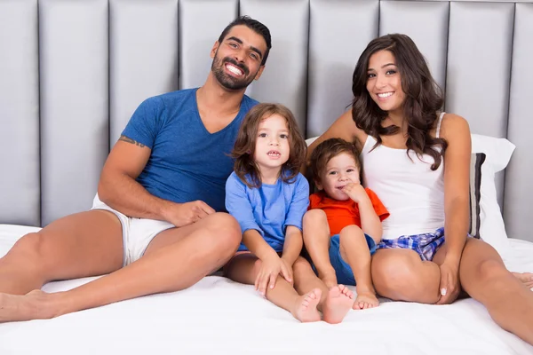 Família na cama — Fotografia de Stock
