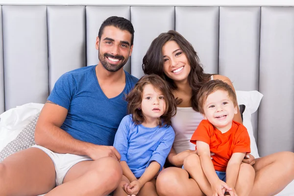 Familia en la cama — Foto de Stock