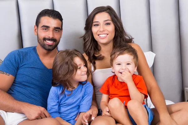 Familia en la cama — Foto de Stock