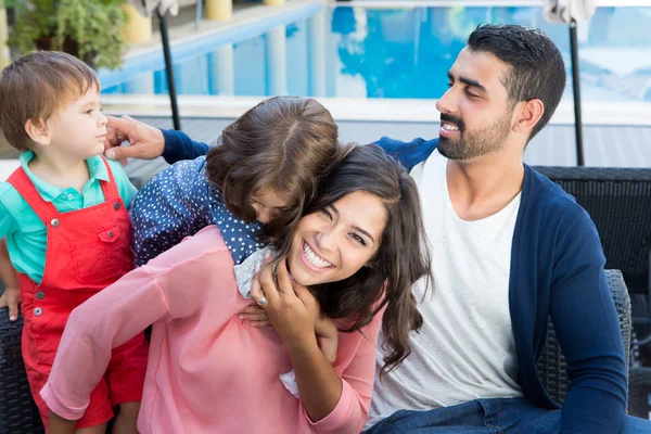 Familie dicht bij het zwembad — Stockfoto