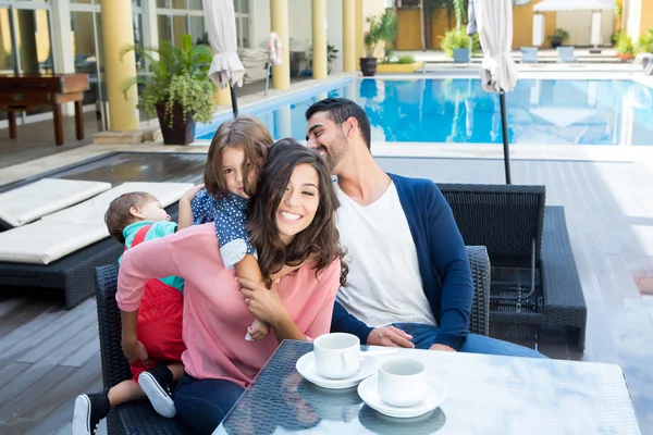 Familie dicht bij het zwembad — Stockfoto