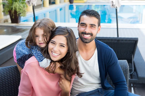 Familia cerca de la piscina — Foto de Stock