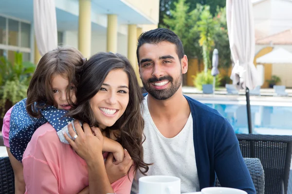 Famiglia vicino alla piscina — Foto Stock