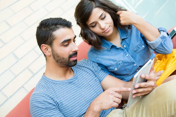 Couple using tablet — Stock Photo, Image