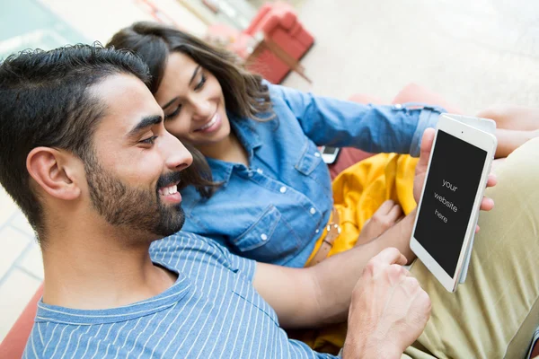 Couple using tablet — Stock Photo, Image