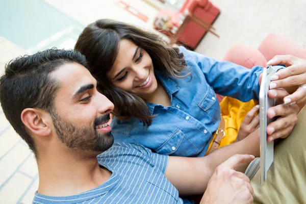 Pareja usando tableta — Foto de Stock