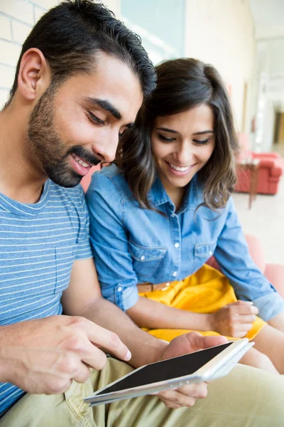 Pareja usando tableta — Foto de Stock