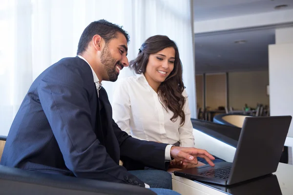 Geschäftspaar mit Computer — Stockfoto