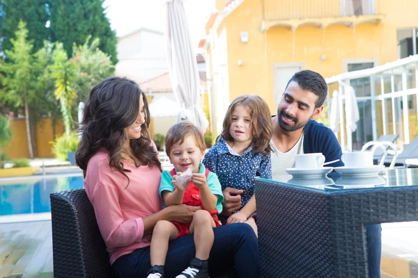 Family close to the pool — Stock Photo, Image