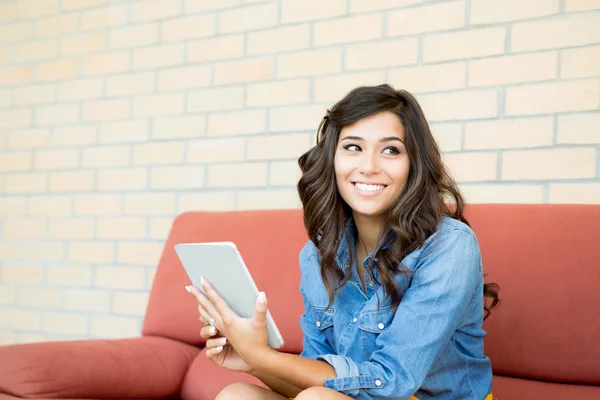 Frau benutzt Tablet — Stockfoto