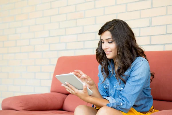 Frau benutzt Tablet — Stockfoto