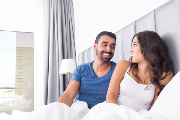 Pareja en la cama — Foto de Stock